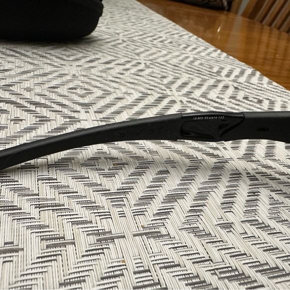 Polarized OAKLEY FLAK Sunglasses with Case - Picture 6 of 11